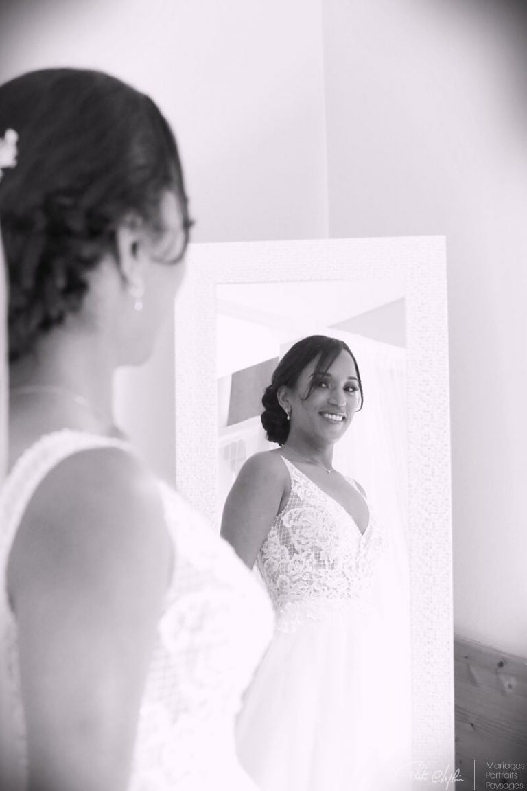 La mariée se regarde dans le miroir